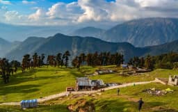 Panoramic view of Chopta meadows and Himalayan peaks during trekking season